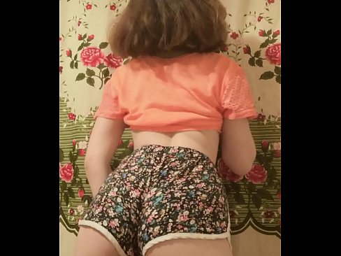 ❤️ Una ghjovana sexy si spoglia i pantaloncini davanti à a camera ❤️ Bella porno à noi