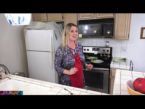 ❤️ Stepmom u munghje in cucina prima di a so data ❤️ Bella porno à noi