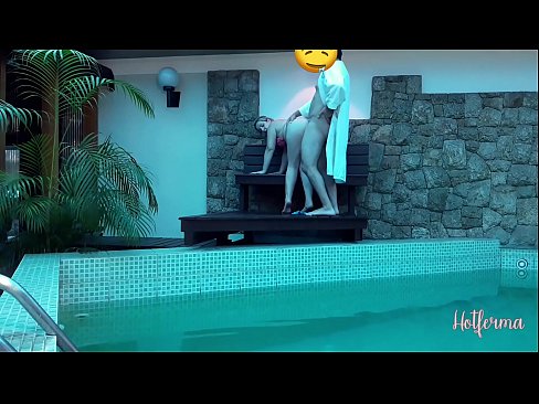 ❤️ Boss invita a cameriera à a piscina, ma ùn pudia resiste à un caldu ❤️ Bella porno à noi