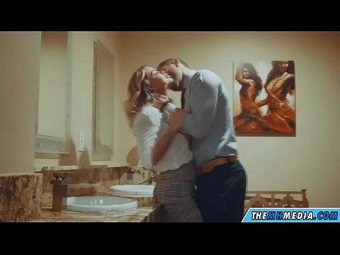 ❤️ Quandu una bionda tettona ti seduce in un bagnu publicu ❤️ Bella porno à noi